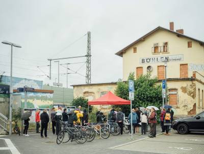 Veranstaltung zur Enthüllung des Gedenkzeichens am 12.6. am Bahnhof Böhlen. © GERÄUSCHKULISSE und TELESKOP, Foto: Alexander Graeff.