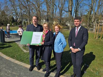 v.l.n.r.: Bürgermeister Michael Hultsch, Barbara Klepsch (Sächsische Staatsministerin für Kultur und Tourismus), Annett Koza (Geschäftsführerin BBK) und Landrat Henry Graichen bei der Überreichung des Prädikates Kneippkurort am 22. März 2025